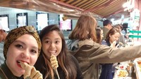Kulineran di Korea Selatan, Viona jajan oden bareng anak gadisnya. Foto: Instagram viona__rosalina