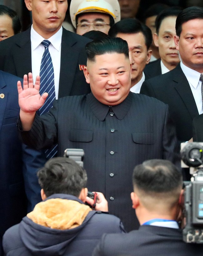 Memakai jeans dianggap ilegal di Korea Utara. Pimpinan Korea Utara Kim Jong Un melarang warganya memakai jeans dan pakaian a la Barat lainnya. Sebab, jeans dianggap sebagai simbol imperialisme Amerika terhadap Korea Utara. (Foto: REUTERS/Athit Perawongmetha)