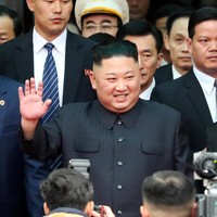 Memakai jeans dianggap ilegal di Korea Utara. Pimpinan Korea Utara Kim Jong Un melarang warganya memakai jeans dan pakaian a la Barat lainnya. Sebab, jeans dianggap sebagai simbol imperialisme Amerika terhadap Korea Utara. (Foto: REUTERS/Athit Perawongmetha)