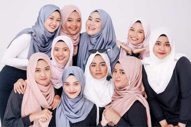 Grup acapella Bahiyya Haneesa mencuri perhatian publik setelah video cover mereka viral. Pada video tersebut, delapan personelnya yang memakai hijab berhasil menyanyikan lagu Solo dari Jenny Blackpink dengan teknik acapella. Foto: Instagram/BahiyyaHanessa