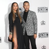 Hal jorok yang pernah dilakukan Chrissy Teigen adalah menjilati bumbu keripik kentang dan menaruhnya lagi ke bungkusnya. Memang itu sesuatu yang jorok dan aku sendiri jijik, tapi kan, itu karbohidratnya rendah HA HA, tutur model yang dikenal sebagai istri John Legend itu. Foto: Frederick M. Brown/Getty Images