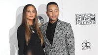 Chrissy datang menemani John Legend di acara tersebut. Frederick M. Brown/Getty Images