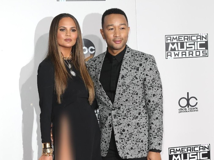 LOS ANGELES, CA - NOVEMBER 20:  Model Chrissy Teigen (L) and singer-songwriter John Legend attend the 2016 American Music Awards at Microsoft Theater on November 20, 2016 in Los Angeles, California.  (Photo by Frederick M. Brown/Getty Images)