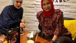 Serunya Viona Rosalina Saat Makan Bareng Keluarga hingga Geng Kepompong