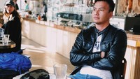 Lagi-lagi meminum segelas kopi. Tapi kali ini ia meminumnya di sebuah kedai kopi di California, Amerika. Foto: Instagram jaysforeal