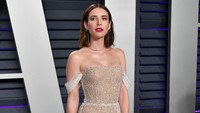 Emma tampil cantik dan seksi dengan dress semi transparan. Dia Dipasupil/Getty Images