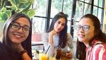 Ini Pose Cantik Chelzea, Adik Paula Verhouven Saat Makan Enak