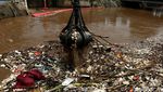 Penampakan Sampah di Pintu Air Manggarai Dibersihkan