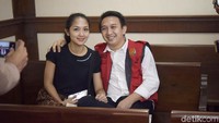 Sang istri, Adriana, datang menemani Augie menjalani sidang. Pool/Noel/detikFoto.