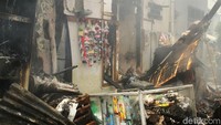 Puing-puing bangunan berserakan disekitar lokasi.