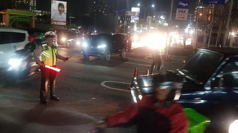 APIL di Simpang Margonda Mati Sejak Pagi, Polisi Turun Atur Lalin APIL di Simpang Margonda Mati Sejak Pagi, Polisi Turun Atur Lalin