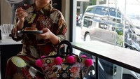 Di Instagram Viona eksis dengan lebih dari 500.000 followers. Ia terkenal stylish karena kreasi turbannya. Ini gayanya saat ngemil kue. Foto: Instagram viona__rosalina