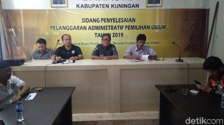 Bupati Kuningan yang Laknat Kades Tak Pro Jokowi Lolos Pidana Pemilu Bupati Kuningan yang Laknat Kades Tak Pro Jokowi Lolos Pidana Pemilu
