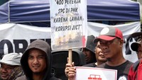 Salah satu tulisan di spanduk yang dibawa oleh para peserta aksi adalah perihal 400 pekerja SPC yang di PHK karena melawan korupsi ditubuh JICT. Foto: dok. SP JICT