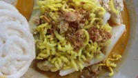 Racikan lontong kari Pak Kumis Pasir Koja agak beda. Diberi suwiran ayam, kikil  dan kerupuk kuning yang diremas. Kuahnya gurih sedikit manis. Mantul! Foto : Instagram @windasahara