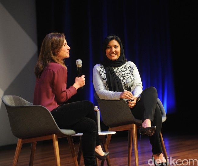 Putri Reema pernah tinggal di Washington dari kecil hingga remaja karena sang ayah bekerja sebagai Dubes Arab Saudi untuk Amerika. Ia pun mengemban ilmu di George Washington University. Foto: Getty Images