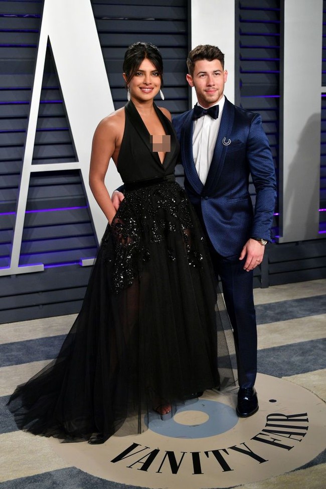 Sementara itu, Nick yang usianya 10 tahun lebih muda dari Priyanka tampak gagah dengan setelan midnight blue. Busana tersebut keluaran label Missoni. (Foto: Getty Images)