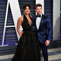Sementara itu, Nick yang usianya 10 tahun lebih muda dari Priyanka tampak gagah dengan setelan midnight blue. Busana tersebut keluaran label Missoni. (Foto: Getty Images)
