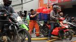Aksi Heroik Petugas Damkar Jinakkan Api di Krukut Jakbar