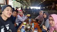 Bersama keluarganya, Dhuha memilih liburan ke Bandung dan menyantap aneka kuliner enak. Di sini juga terlihat ayah an ibu tentara ganteng ini.  Foto: instagram @dhu_yuand