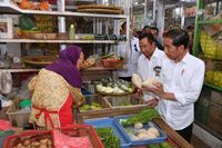 Jokowi Blusukan di Pasar Cilacap, Sandiaga Sibuk Makan Seafood di Kupang 