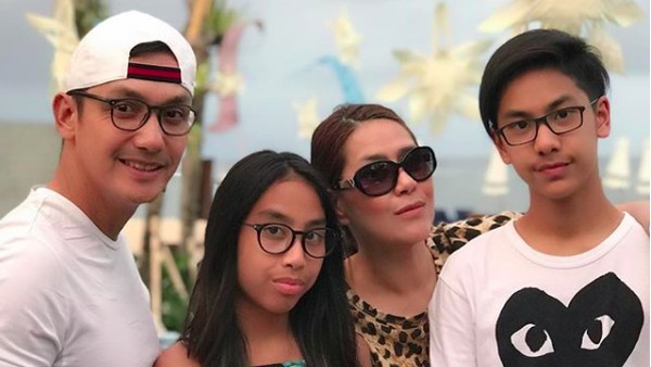 7 Potret Keseruan Artis Lawas Gunawan Bersama Keluarga Kecilnya