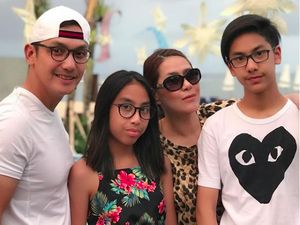 7 Potret Keseruan Artis Lawas Gunawan Bersama Keluarga Kecilnya