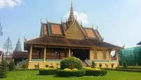 Jangan lupa berkunjung ke Royal Palace, istana Kerajaan Kamboja. Kita bisa mengagumi arsitektur bangunan ini. Di dalam istana ada foto Presiden Soekarno dan Raja Norodom Sihanouk (Juan EC Lawalata/dTraveler)