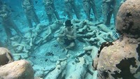 Terakhir, mereka mengeksplor keindahan Meno Slope, patung-patung indah yang sengaja ditenggelamkan (My Trip My Adventure)