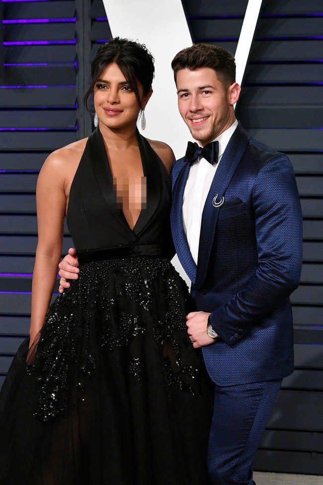 Nick Jonas dan Priyanka Chopra menjadi bagian dari kemeriahan dari after-party Oscars 2019 yang digelar oleh majalah Vanity Fair, Minggu (24/2/2019). Ini adalah pesta Oscars pertama mereka setelah resmi menjadi suami-istri pada Desember 2018. (Foto: Getty Images)