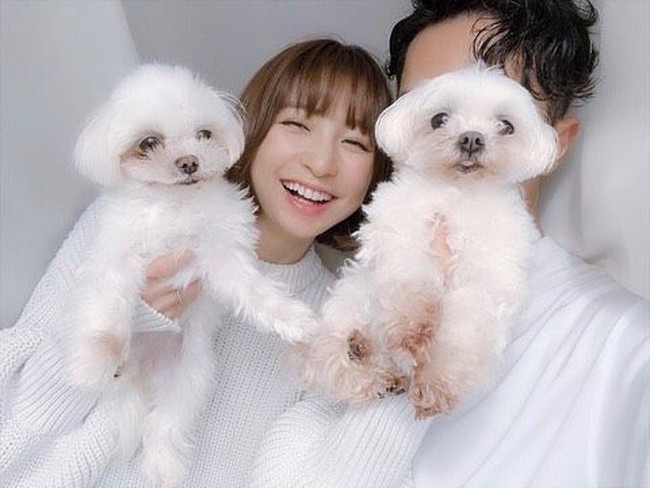 Ia juga menambahkan bahwa sang suami tiga tahun lebih muda dan memiliki salon kecantikan, serta usaha bisnis lainnya. Menariknya, Shinoda dan suaminya hanya tanpa berpacaran, dan inilah yang mengejutkan penggemar. Ia dan suaminya pertama kali bertemu di sebuah makan malam dengan teman pada Oktober 2018. Pertemuan kedua mereka pun berlangsung bersama teman-temannya. Foto: Instagram @shinodamariko3