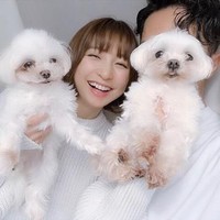 Ia juga menambahkan bahwa sang suami tiga tahun lebih muda dan memiliki salon kecantikan, serta usaha bisnis lainnya. Menariknya, Shinoda dan suaminya hanya tanpa berpacaran, dan inilah yang mengejutkan penggemar. Ia dan suaminya pertama kali bertemu di sebuah makan malam dengan teman pada Oktober 2018. Pertemuan kedua mereka pun berlangsung bersama teman-temannya. Foto: Instagram @shinodamariko3