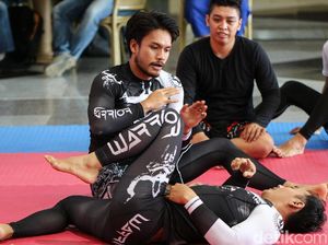 Rahasia Sixpacks Randy Pangalila, Makan Sate 30 Tusuk!