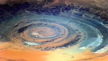 Sebuah formasi lingkaran di gurun Sahara yang dijuluki Richat Structure, selebar sekitar 50 kilometer. Foto: Instagram