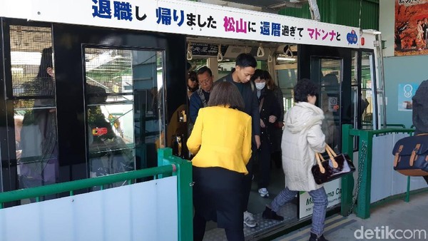 Kereta gantung ini bisa diisi sampai 30 orang dalam sekali perjalanan. Hanya sekitar 10 menit, wisatawan akan tiba di bagian depan kastil. (Bonauli/detikTravel) Kereta gantung ini bisa diisi sampai 30 orang dalam sekali perjalanan. Hanya sekitar 10 menit, wisatawan akan tiba di bagian depan kastil. (Bonauli/detikTravel)
