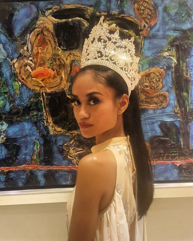 Pada video berdurasi 30 detik itu, Sri Dewi Martomamat menyapa dan mengucapkan salam dengan bahasa Jawa. Berbicara campuran bahasa Inggris dan Jawa, wanita berkulit eksotis ini juga menuturkan ungkapan rasa terima kasihnya untuk masyarakat Indonesia yang telah mendukung dirinya. Foto: Instagram @miss_sridewi