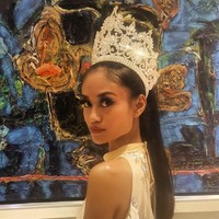 Pada video berdurasi 30 detik itu, Sri Dewi Martomamat menyapa dan mengucapkan salam dengan bahasa Jawa. Berbicara campuran bahasa Inggris dan Jawa, wanita berkulit eksotis ini juga menuturkan ungkapan rasa terima kasihnya untuk masyarakat Indonesia yang telah mendukung dirinya. Foto: Instagram @miss_sridewi