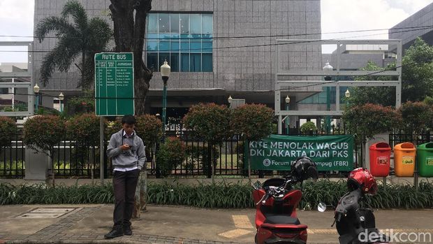 Spanduk FBR Tolak Wagub DKI dari PKS juga Dipasang di Depan DPRD
