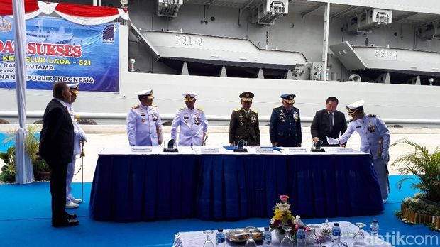 Menhan Hadiri Serah Terima KRI Teluk Lada- 521 di Lampung