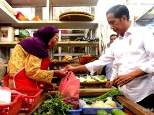 Jokowi Blusukan di Pasar Cilacap, Sandiaga Sibuk Makan Seafood di Kupang