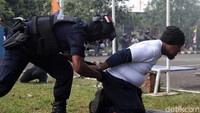 Sejumlah petugas tampak menampilkan aksi mereka saat menjaga keamanan laut Indonesia dalam simulasi pengamanan yang digelar untuk memperingati HUT PLP Ke-31.