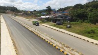 Sebagai wujud program Nawa Cita, pemerintah membuat jalan perbatasan Indonesia-Malaysia di Kalimantan Barat menjadi mulus dan lebih lebar, contohnya jalan Batas Serawak - Entikong - Balai Karangan - Kembayan di Kabupaten Sanggau, Kalimantan Barat. Pool/PT Wijaya Karya Tbk.