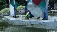 Kegiatan bersih-bersih air mancur itu rutin dilakukan untuk menjaga kebersihan air di kolam air mancur tersebut.