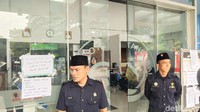 Gedung utama juga ditutup untuk umum. Hanya pihak yang berkepentingan yang diperbolehkan masuk ke dalam. (Foto: Guruh Nuary/detikcom)