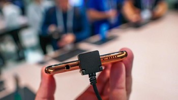 Ponsel ini memiliki port jack audio 3,5 mm dan USB type C. Foto: GSM Arena