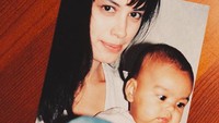 Wah, siapa sih yang nggak naksir melihat foto Sophia usai melahirkan Eva. Dok. Instagram/sophia_latjuba88