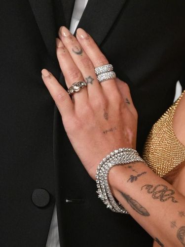 Artis Ini Tampil Mengejutkan, Pakai Bra Emas 18 Karat di Pesta Oscars