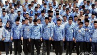 Jokowi dan para pegawai negeri kompak mengenakan seragam Korpri saat foto bersama di depan Istana.