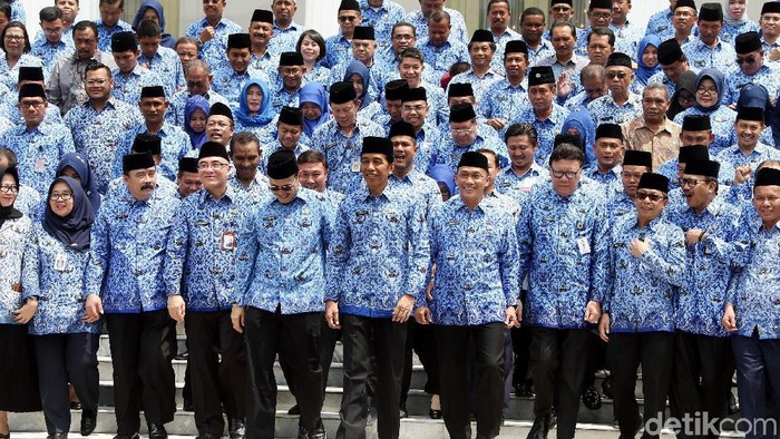 Presiden Joko Widodo (Jokowi) memakai seragam Korpri saat membuka Rapat Kerja Nasional Korpri di Istana Negara, Jakarta Pusat, Selasa (26/2/2019).