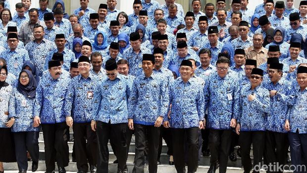 Presiden Joko Widodo (Jokowi) memakai seragam Korpri saat membuka Rapat Kerja Nasional Korpri di Istana Negara, Jakarta Pusat, Selasa (26/2/2019).